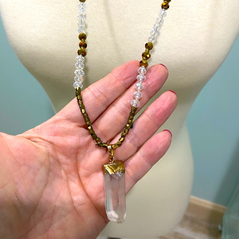 Crystal necklace with gold and white beeds